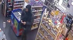 Poznáte muža na fotografii? Polícia žiada o pomoc pri objasnení prípadu opusteného kufríka