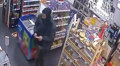 Poznáte muža na fotografii? Polícia žiada o pomoc pri objasnení prípadu opusteného kufríka