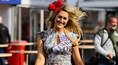 Modelka v šatách z bulváru to vie. Jedna otočka a zadoček bol vonku