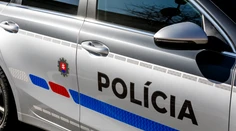 Jeden ho bil, druhý mu vložil zbraň do úst. Tínedžera v Topoľčanoch mali brutálne napadnúť a okradnúť rovesníci