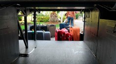 Šofér zbadal, že sa v kufri cestujúcej niečo hýbe. Policajti odtiaľ vytiahli dvojročné dieťa