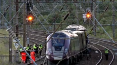 FOTO+VIDEO: Po zrážke vlakov pri Londýne zostáva 28 ľudí v nemocnici. Deväť bojuje o život