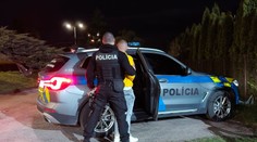 Vyčíňanie muža z Ukrajiny pred nočným podnikom v Bratislave. Vyhrážal sa rozbitou fľašou