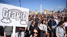 Tisíce ľudí satirickým spôsobom protestovali proti zákazu Pridu v Maďarsku