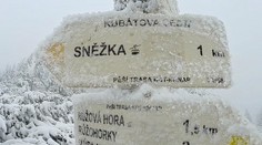 V silnom vetre šliapal na Sněžku a sníval o teplom jedle. Keď uvidel ceny, prešla ho chuť – čaj za 4 eurá ho dorazil