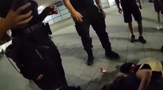 VIDEO: Policajti splnili mužovi bizarné prianie. Spýtal sa ich, či ho môžu zobrať do väzenia, potom jedného napadol