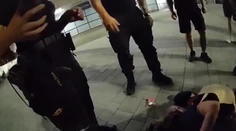 VIDEO: Policajti splnili mužovi bizarné prianie. Spýtal sa ich, či ho môžu zobrať do väzenia, potom jedného napadol