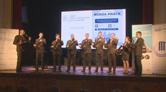 Firmy zháňali zamestnancov, viacerí nezamestnaní len pečiatku. Na burzu práce ich zvážali autobusmi