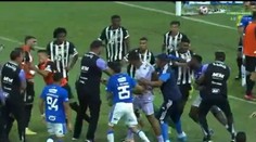 VIDEO: Divočina v Brazílii. Pri hromadnej bitke rozhodca rozdal rekordný počet kariet