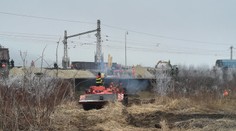 VIDEO: Havarovaný nákladný vlak, ktorý ochromil dopravu na Slovensku, odstraňuje tank