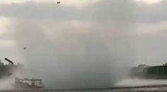 VIDEO: Ľudí na rieke znenazdajky zasiahlo tornádo. Výletnú loď doslova pohltilo