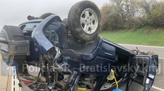 Dopravu na diaľnici D1 ochromila nehoda džípu so zelenou sušinou. Desiatky kilometrov dlhé kolóny sú aj na D2