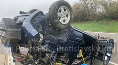 Dopravu na diaľnici D1 ochromila nehoda džípu so zelenou sušinou. Desiatky kilometrov dlhé kolóny sú aj na D2