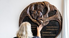 Skrýva dojemné posolstvo. Obetiam tragédie na Zochovej zástavke odhalili spomienkovú tabuľu