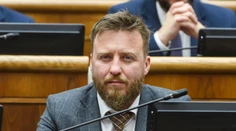 Nečakaný krok Petra Kotlára. Hlasoval s opozíciou, zožal potlesk