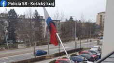 Pred políciou v Košiciach stoja ľudia v radoch. Čakajú na vybavenie dokladov