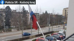 Pred políciou v Košiciach stoja ľudia v radoch. Čakajú na vybavenie dokladov