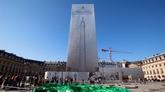 Neznámi vandali v centre Paríža poškodili dielo pripomínajúce análny kolík