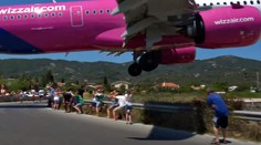 Tak to bolo o chlp. Turisti na gréckom ostrove sa krčili v snahe vyhnúť sa kolesám pristávajúceho lietadla