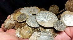 Pátrali po svadobnom prsteni, namiesto neho našli 500-ročné mince ohromnej hodnoty