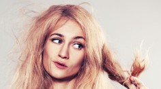 Osvedčené recepty, ako zachránite vlasy zničené chlórom, slnkom a slanou vodou