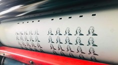 OBRAZOM: Takto sa tlačí oficiálna známka budúcej prezidentky