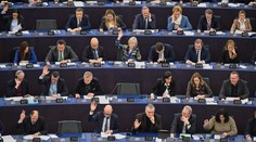 Eurokomisia pod vedením von der Leyenovej ustála hlasovanie o nedôvere