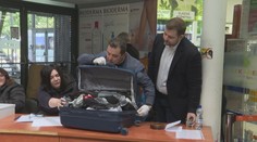 Hala železničnej stanice sa zmenila na aukčnú miestnosť. V Košiciach dražili veci, ktoré si ľudia zabudli vo vlaku