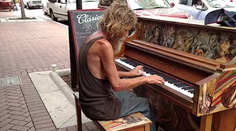 Bezdomovec ohúril milióny ľudí. Aj vy budete z neho paf