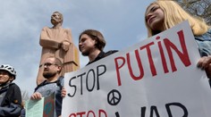 Na protestoch proti vojne zatkli v Rusku vyše 170 ľudí. Policajti brali aj ľudí sediacich na lavičke