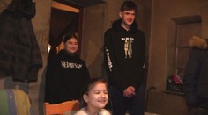 Žije v skromných podmienkach, no o deti sa stará s láskou. Najmladšia dcéra je samá jednotkárka, hoci žijú v biede