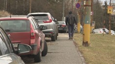 Zákaz parkovania na chodníkoch je problémom vo viacerých mestách. Na pokutách sa už vybrali tisíce eur