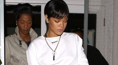 Rihanna v úplne priesvitnej sukni ukázala bielizeň. Načo sa vôbec oblieka?