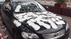 Žena polepila priateľovi auto vložkami. Uhádnete prečo?