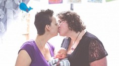 Dieťa dojčia obe. Lesbický pár sa stará o svoju mesačnú dcérku