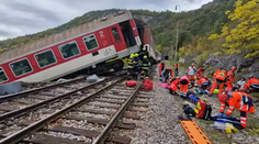 VIDEO: Desivé zábery z miesta zrážky dvoch vlakov pri Rožňave. Rýchlik sa zrútil zo svahu