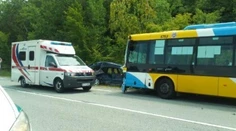 V Košiciach sa zrazilo auto s autobusom. Neprežil otec a dve deti