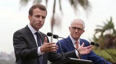 Macrona zradila angličtina: Poďakoval sa "chutnej" manželke austrálskeho premiéra