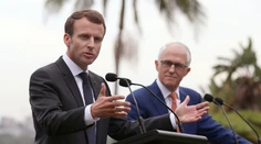 Macrona zradila angličtina: Poďakoval sa "chutnej" manželke austrálskeho premiéra