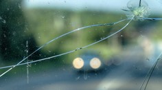 Pri prasknutom či rozbitom skle auta od kamienka nestačí povinné zmluvné poistenie, upozorňuje špecialista
