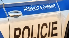 Šokujúce správanie policajta v Plzni. Bezdomovcovi mal držať pri hlave nabitú zbraň a vyhrážať sa, že ho zabije