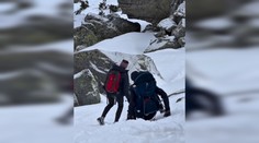 VIDEO: V teniskách, bez vybavenia a s dieťaťom na chrbte. Zábery rodičov z Tatier pobúrili Slovákov