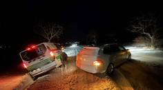 VIDEO: Zapadnutý sypač, veterné peklo. Vo viacerých okresoch vyhlásili kalamitu