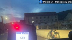 Cyklista spadol priamo pred policajtov. Nafúkal cez tri promile