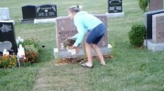 Prichytená pri čine. Táto žena sa nehanbila vykrádať hrob