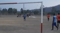 Býk utiekol z bitúnku a namieril si to rovno na futbalový zápas, vystrašení hráči odskakovali