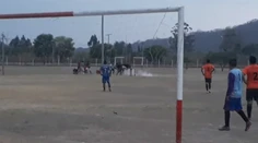 Býk utiekol z bitúnku a namieril si to rovno na futbalový zápas, vystrašení hráči odskakovali