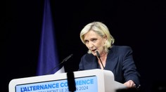 Francúzska krajne pravicová strana Národné združenie vedie v prvom kole predčasných parlamentných volieb