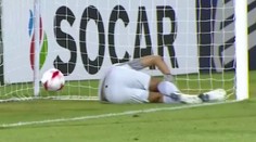 VIDEO: Center z polovice ihriska skončil v sieti. Rozhodca gól Čechom nemohol uznať