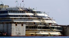 Costa Concordia je už na hladine. Sledujte námornú operáciu naživo